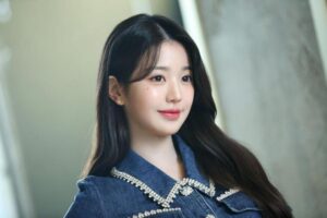 Jang Wonyoung gây chú ý với nhan sắc trong trẻo