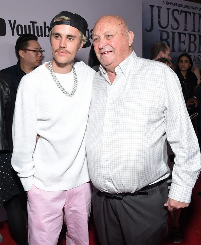 Justin Bieber bên ông ngoại trong một khoảnh khắc đời thường