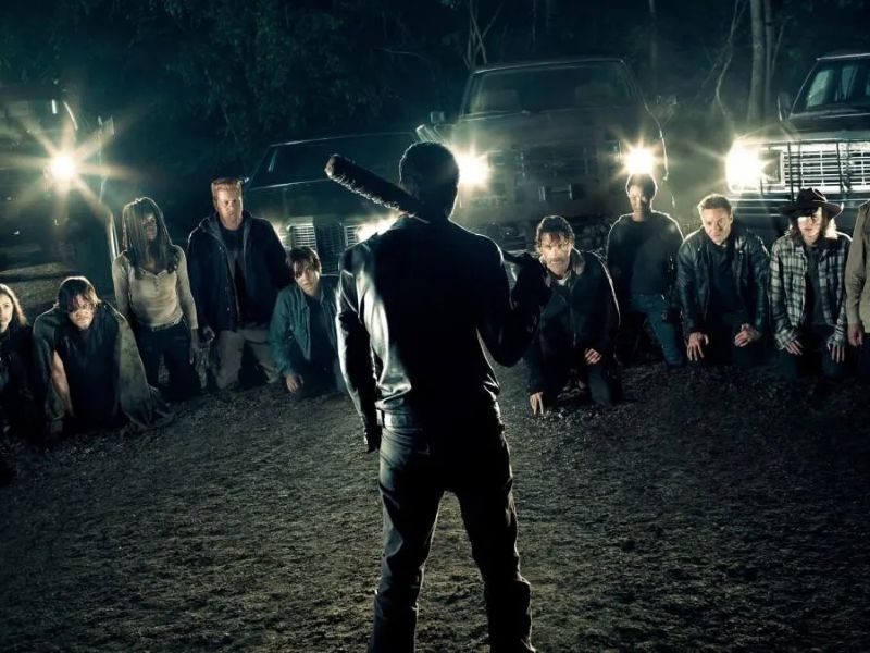 Negan lần đầu xuất hiện trong series truyền hình – cảnh kinh điển khi ông trừng phạt nhóm Rick bằng cây gậy Lucille