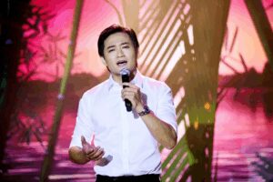 Quy Bình trên sân khấu