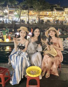 Chi Pu và Lý Sa Mân Tử và Trần Mộng Hy vui vẻ trong không gian Hội An ban đêm