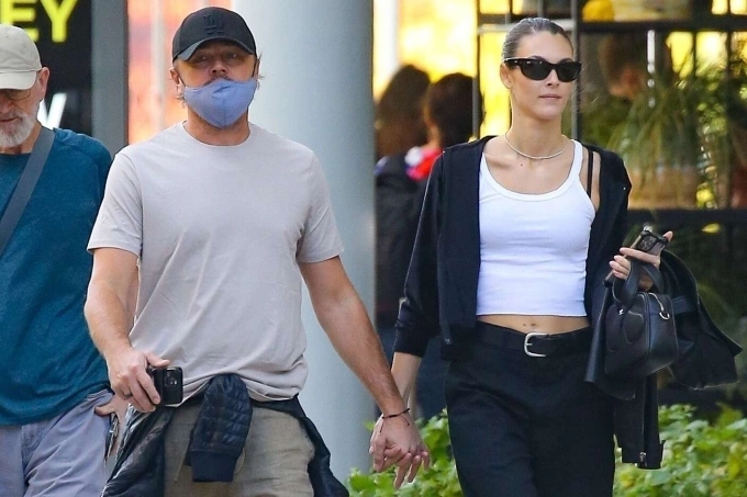Leonardo DiCaprio nắm tay bạn gái thân mật