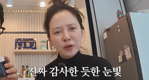 Song Ji Hyo lộ diện với mặt mộc chia sẻ giữa tâm điểm tranh cãi